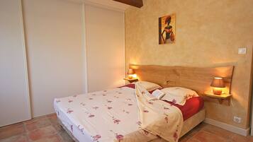 4 slaapkamers, een strijkplank/strijkijzer, reisbedje, wifi