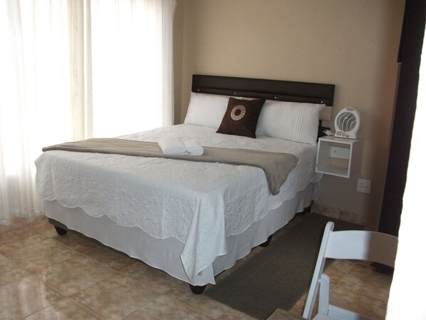 Iron/ironing board, bed sheets