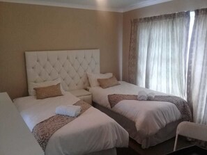 Iron/ironing board, bed sheets