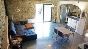 TV connectée, cheminée, jeux vidéo, lecteur de DVD