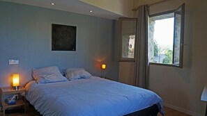 5 chambres, bureau, fer et planche à repasser, lit parapluie