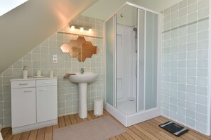 Badekar, hårtørrer, håndklæder, Sæbe