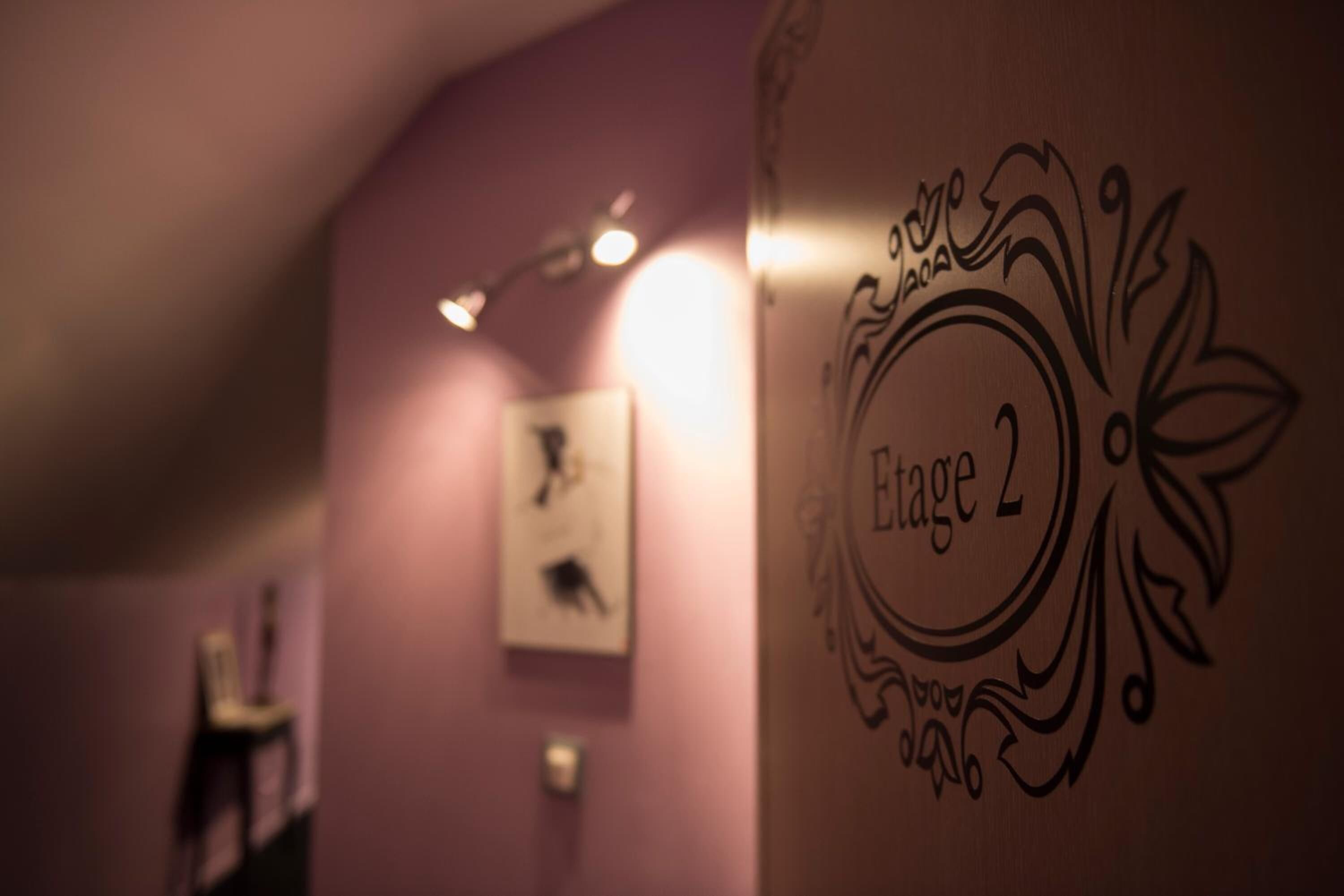 Una pared con un emblema decorativo y el texto 