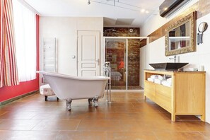 Tweepersoonskamer (Theatrale) | Badkamer | Een douche, gratis toiletartikelen, een haardroger, badjassen
