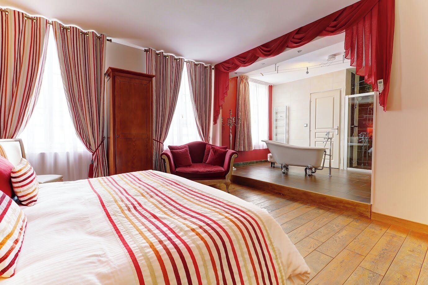 Double Room (Theatrale) | Individually decorated, individually furnished, desk, blackout drapes