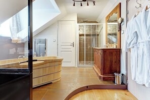 Habitación doble (Cavalière) | Decoración personalizada, muebles diferentes y escritorio 