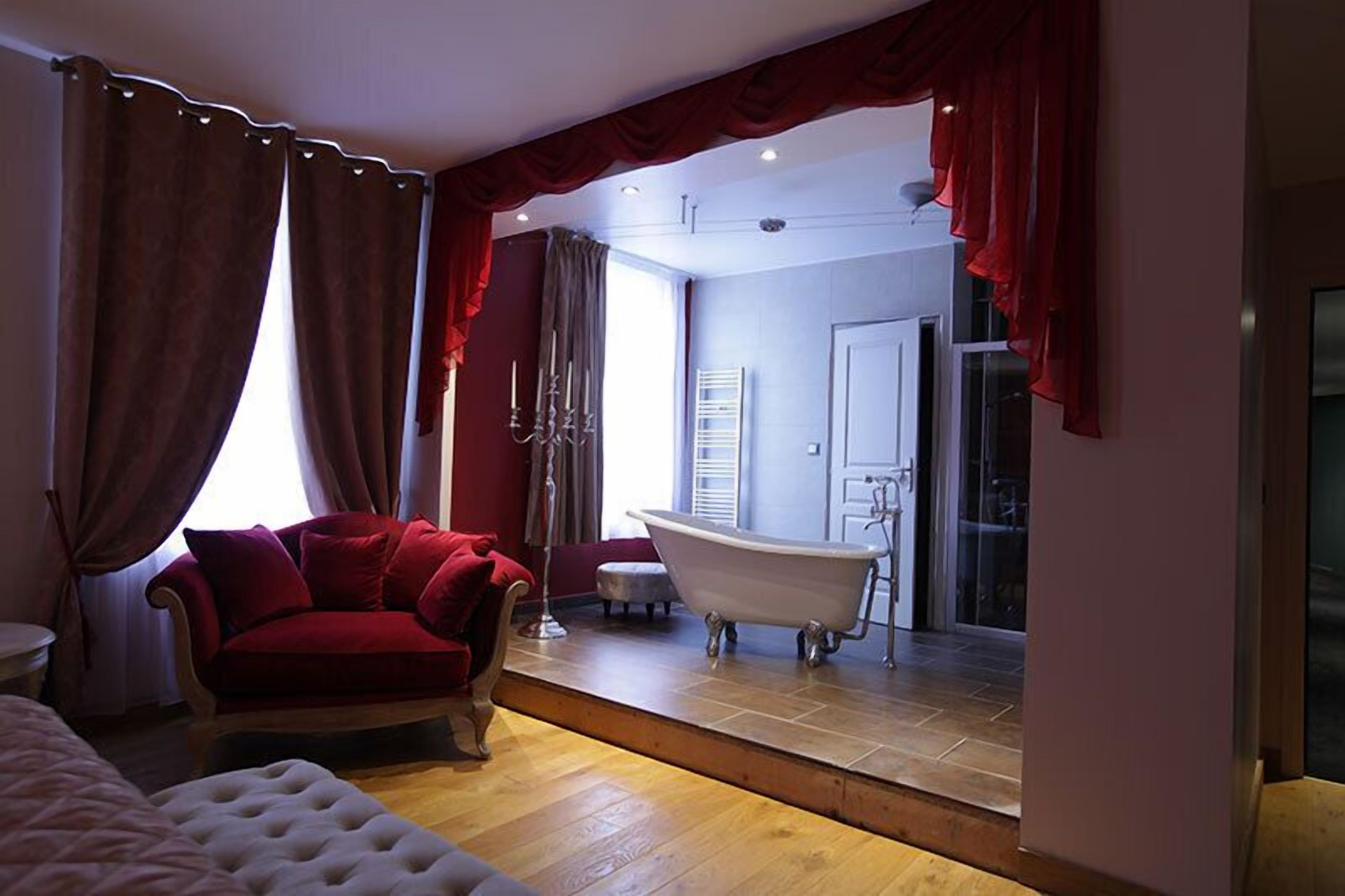 Habitación doble (Theatrale) | Baño | Ducha, artículos de higiene personal gratuitos y secador de pelo