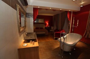 Double Room (Theatrale) | Bathroom | Shower, free toiletries, hair dryer, bathrobes