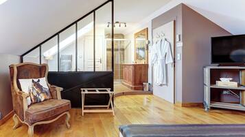 Double Room (Cavalière) | Individually decorated, individually furnished, desk, blackout drapes