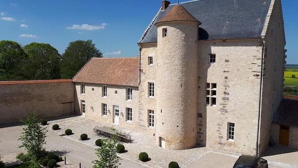 A large stone building with a central tower and a courtyard. - La Ferme du Château (Anthenay)