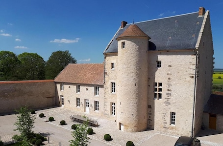 Exterior. La Ferme du Château