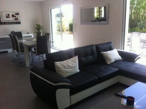 Smart TV, DVD player, table football, ping pong