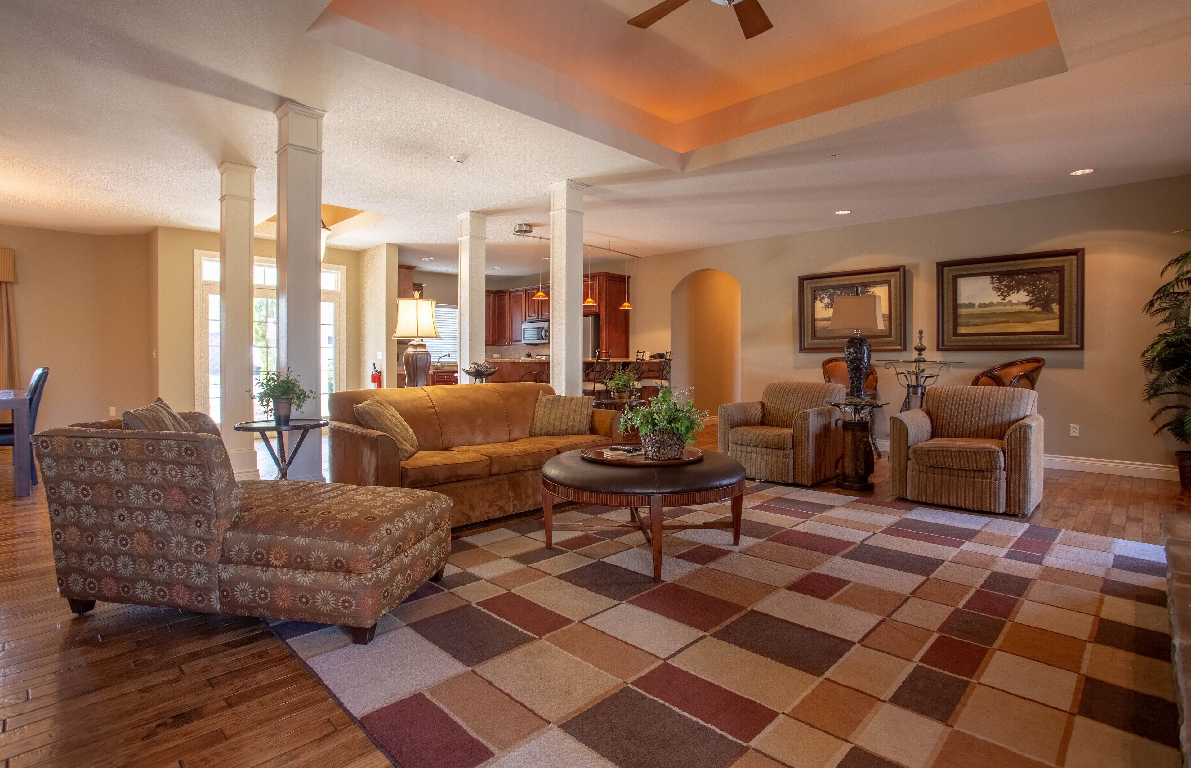 Adorable Villa Close to Branson RecPlex!! Lots of Space with a Comfy Feel!
