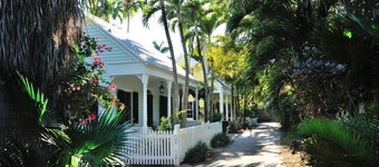 Down Island Digs - 2BR Cottage 1 Block off Duval Street Key West w/Private Pool