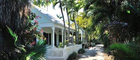 المنطقة المحيطة بالمنشأة