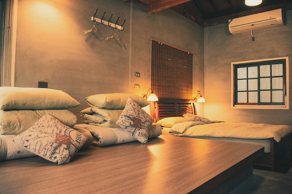 Signature Cabin, Bathtub | Blackout drapes, free WiFi, bed sheets