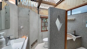 Signature Cabin, Bathtub | Bathroom | Hair dryer, slippers, towels, shampoo - Loku.Tainan (Tainan)