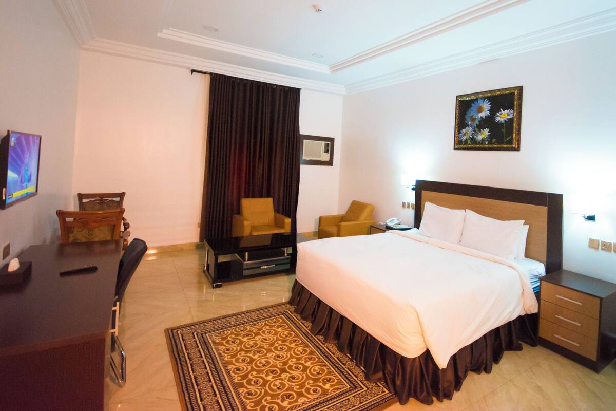 Suite, Hot Tub | Premium bedding, Select Comfort beds, minibar, in-room safe