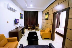 Superior Suite | Living room | Flat-screen TV - Immaculate Golden Hotels Limited (Owerri)