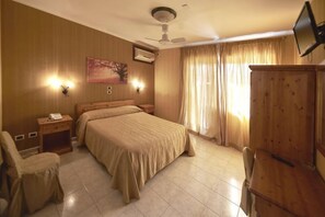 Doppelzimmer | Verdunkelungsvorhänge, kostenloses WLAN, Bettwäsche