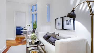 Apartment, 1 Twin Bed, Non Smoking | Living area | Flat-screen TV