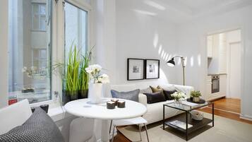 Apartment, 1 Twin Bed, Non Smoking | Living area | Flat-screen TV