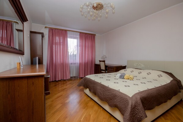 1 bedroom, premium bedding, down duvets, desk