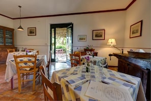 Desayuno de cocina local (EUR 5 por persona)
