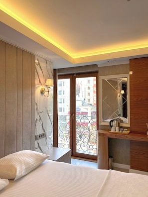 Habitación doble superior, para no fumadores, vista a la ciudad | Ropa de cama de alta calidad y tabla de planchar con plancha