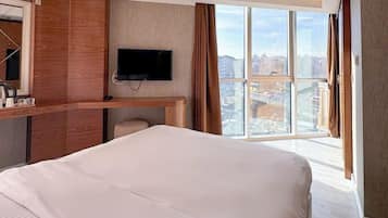 Superior Double Room, 1 Katil Raja (King), Non Smoking, City View | Peralatan tempat tidur premium, seterika/papan seterika, Wi-fi percuma