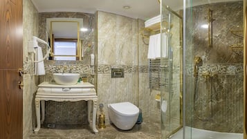 Chambre Triple Familiale, plusieurs lits, non-fumeur, vue ville | Salle de bain