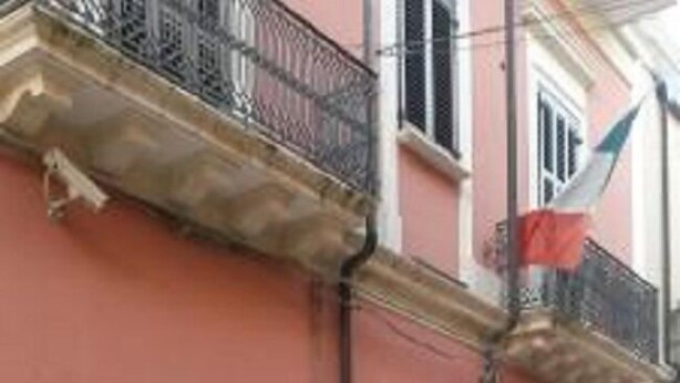 A row of buildings with a stone-paved street. - B&B Manzoni Resort (Brindisi)