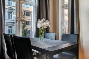 Apartment, 1 Queen Bed with Sofa bed, Non Smoking | In-room dining - Apt. Obs. gt. 12 (Oslo)
