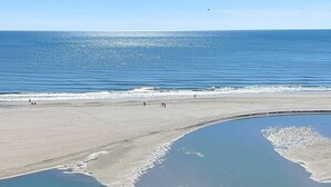 På stranden, solsenger og strandhåndklær