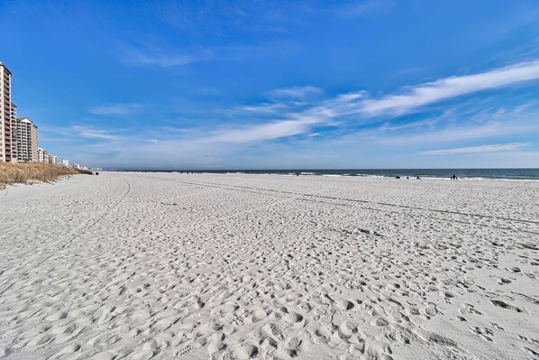 En la playa, camastros y toallas de playa 