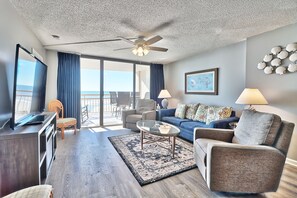 Una Smart TV, una chimenea, un reproductor de DVD, libros