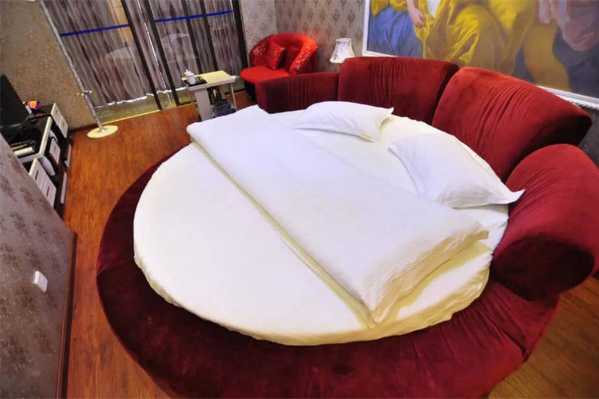 Romantic Room with Round Bed | Desk, blackout curtains, free WiFi