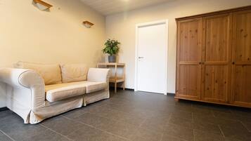 House, 5 Bedrooms | 5 bedrooms, desk, blackout curtains, soundproofing