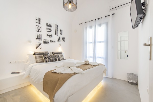Double Room | Minibar, in-room safe, soundproofing, bed sheets