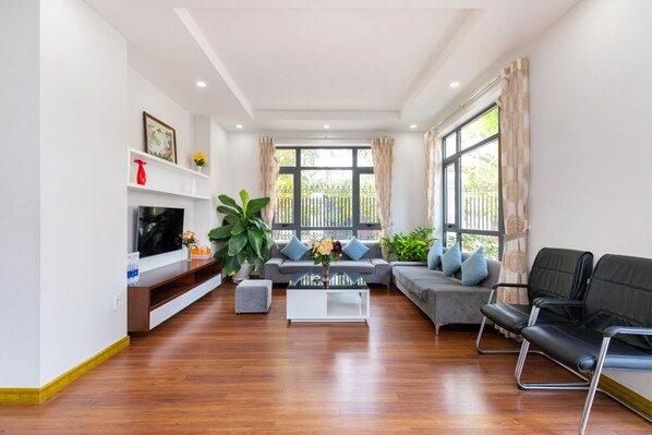 Deluxe Villa, Multiple Bedrooms, Pool Access | Living area