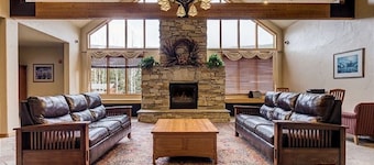 4 En Suites + Loft, Gorgeous Views, Easy Ski and Village Access