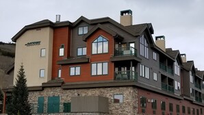 Un hotel de varios pisos con fachada de piedra, múltiples balcones y un llamativo letrero que dice 'GATEWAY'.