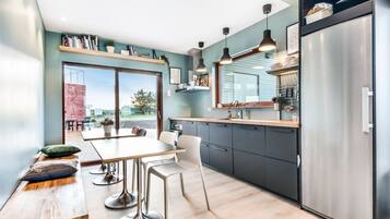 Full-sized fridge, oven, stovetop, dishwasher