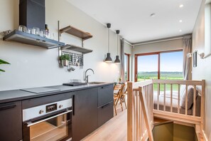 ثلاجة/مجمد بحجم كبير، فرن، موقد طهي مسطح، غسالة أطباق