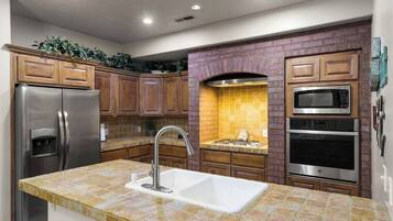 Køleskab, mikrobølgeovn, ovn, kogeplade