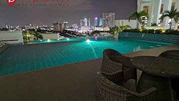 Een buitenzwembad, een infinity pool