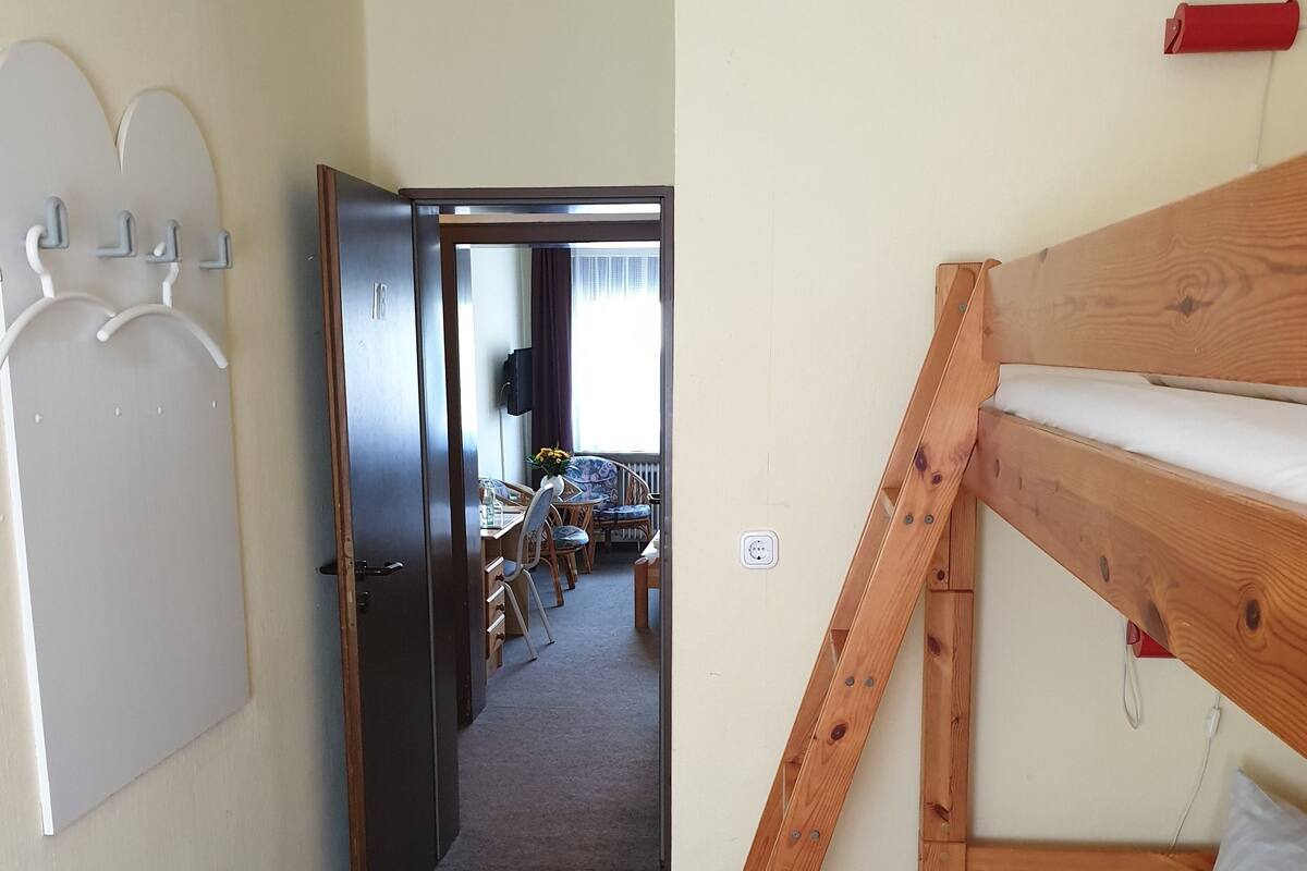 Habitación cuádruple familiar, 2 habitaciones | Escritorio, tabla de planchar con plancha, wifi gratis y ropa de cama 