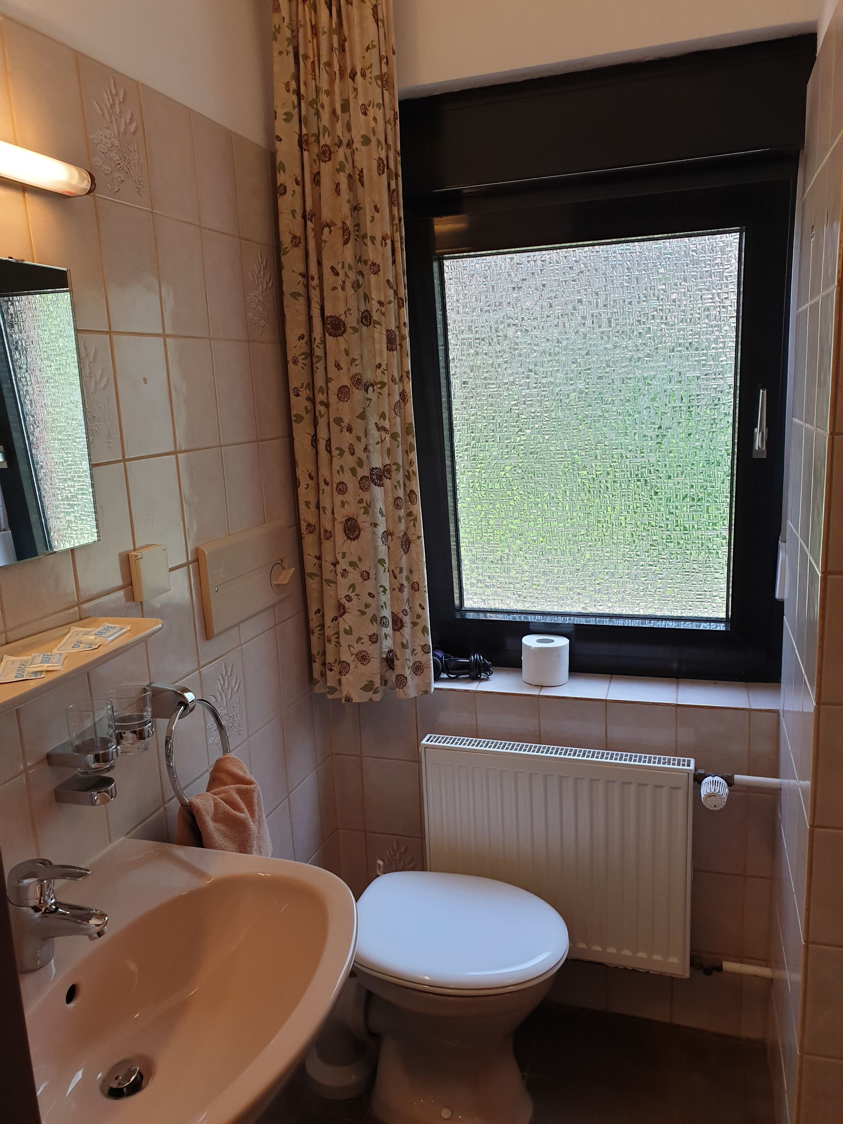 family quadruple room, 2 bedrooms | bathroom | shower, towels