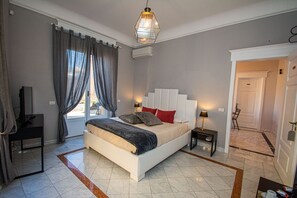 Habitación Deluxe doble | Escritorio, cortinas opacas, tabla de planchar con plancha