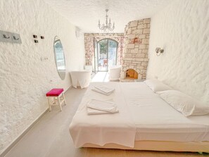 Kamar Quadruple Keluarga, beranda, pemandangan kolam renang | Kedap suara dan seprai linen